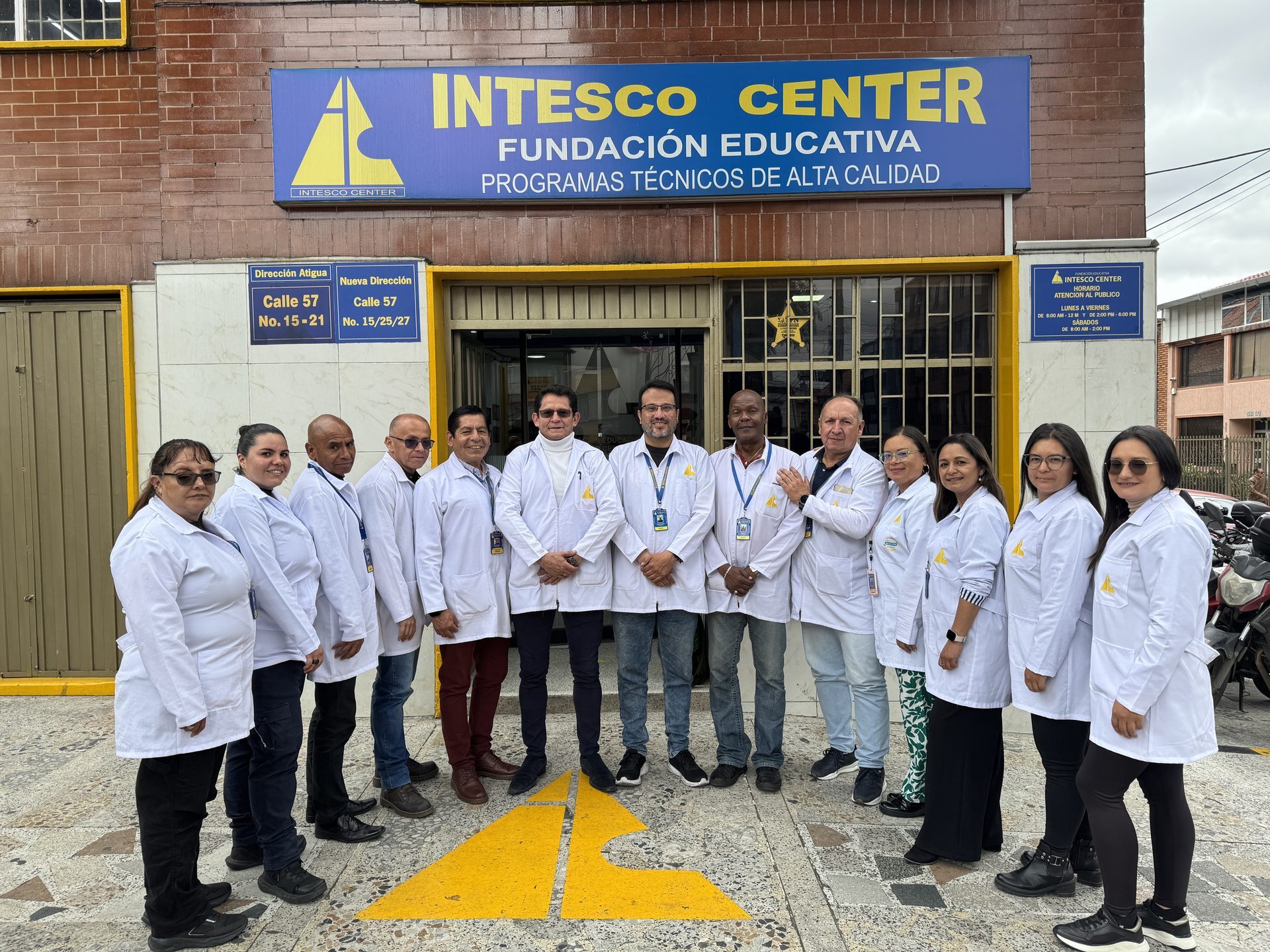 Comunidad estudiantil de Intesco Center en el campus de Bogotá