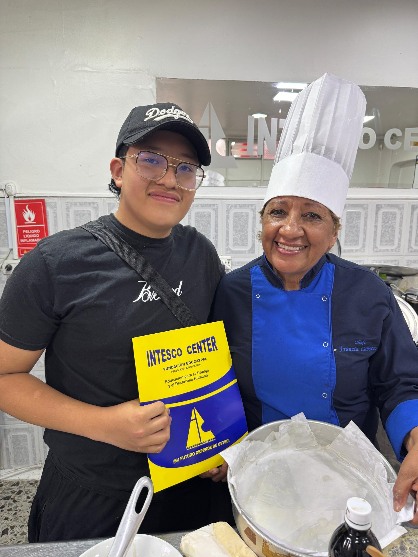 Docentes y estudiantes de la Fundación Educativa Intesco Center en Bogotá